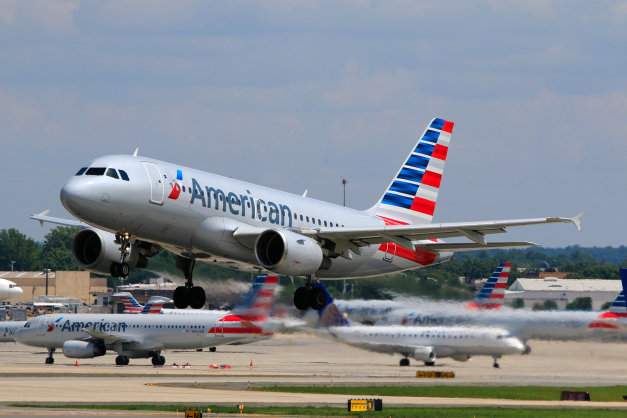 American Airlines A319 taking off