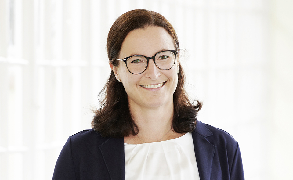 Céline Koch at RTS standing before a light backdrop.