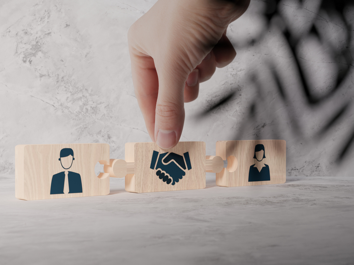 wooden blocks with an icon of a woman and a man and mediation.