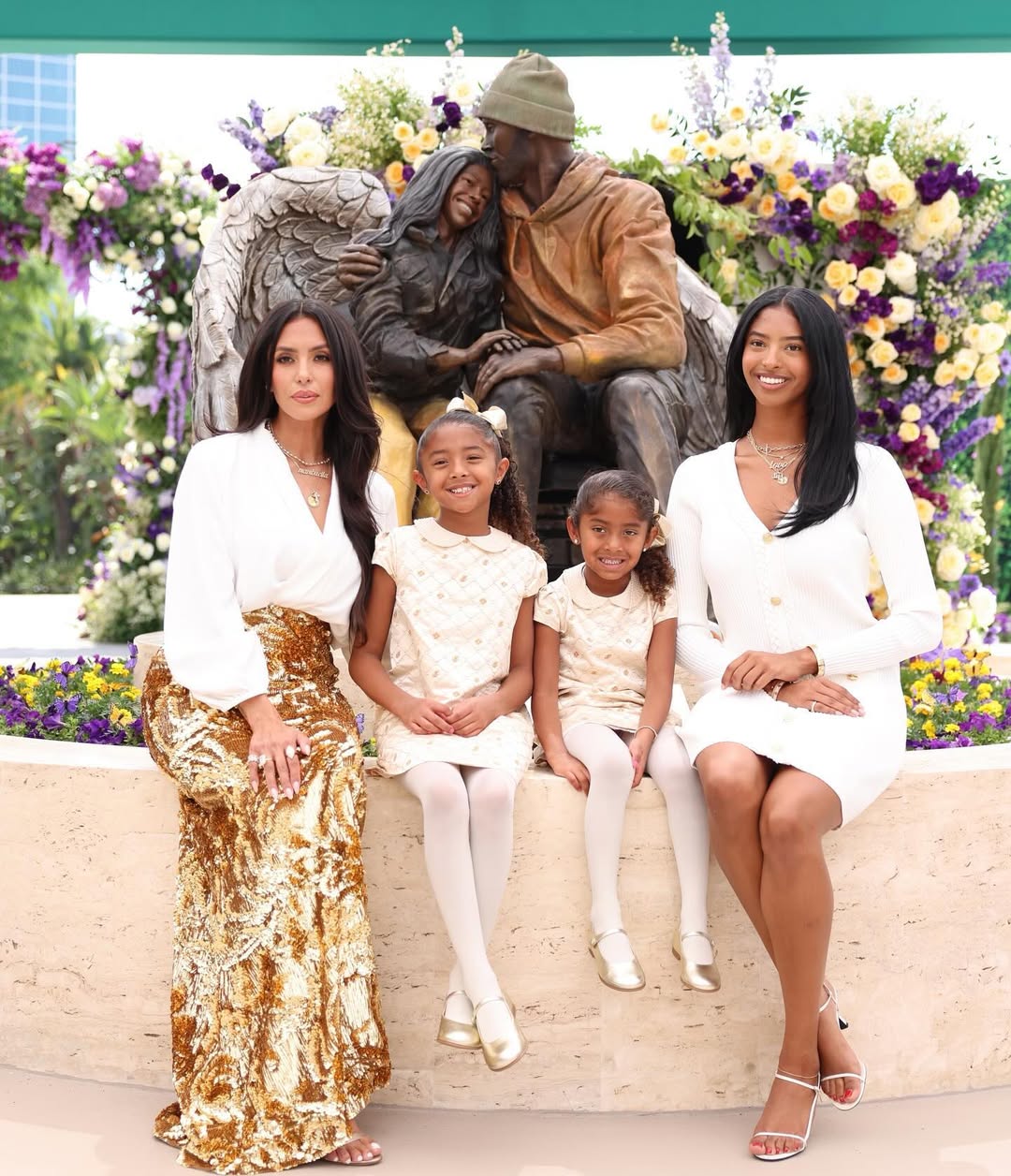 Vanessa Bryant à la statue de Kobe Bryant et de leur défunte fille Gianna