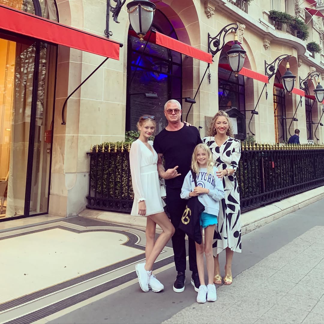 Rebecca Gayheart and Eric Dane with daughters in Paris, 2022.